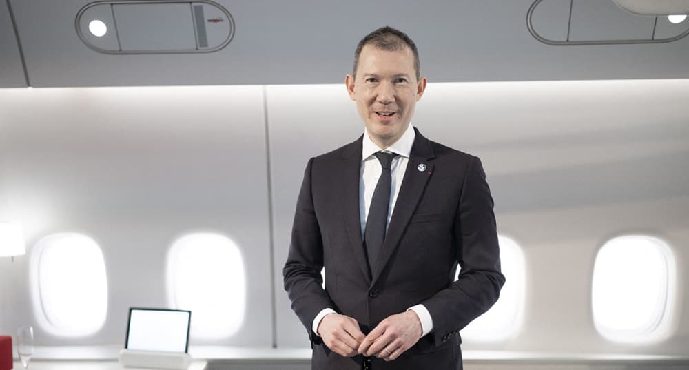 Ben Smith, PDG d'Air France-KLM, devant la maquette de la nouvelle cabine « La Première » d'Air France à Paris, en France, le 18 mars 2025.