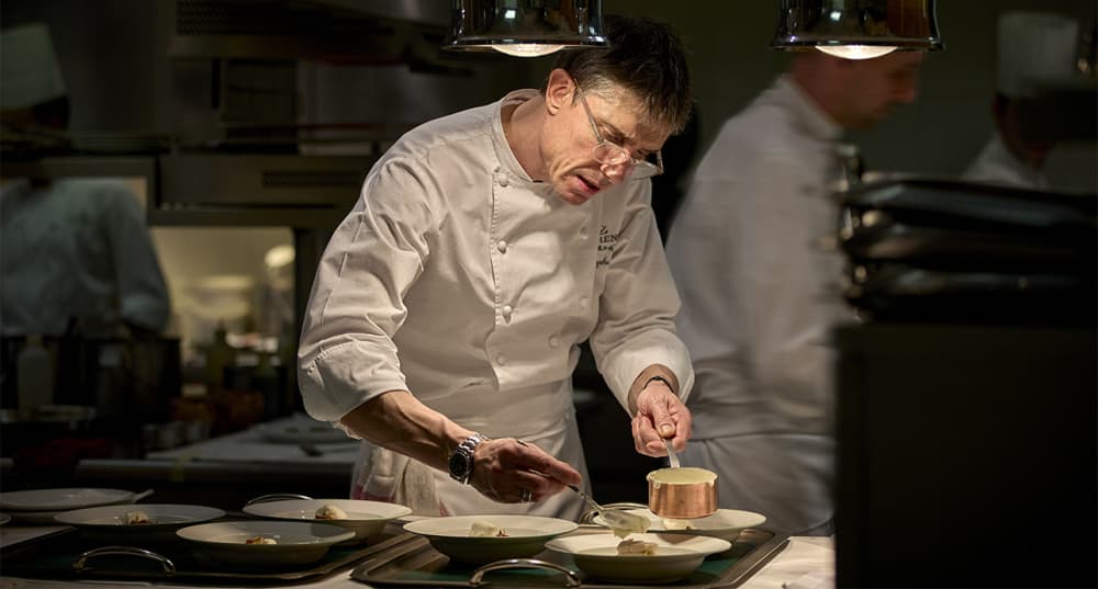 Le chef Christophe Pelé dans les cuisines du restaurant étoilé au guide Michelin « Le Clarence » à Paris, en 2019.