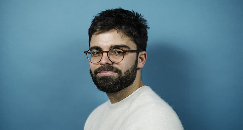 Raphaël Llorca est un essayiste expert associé à la Fondation Jean-Jaurès depuis 2020, il a publié plusieurs notes, études et rapports sur l'articulation entre les marques et la politique.