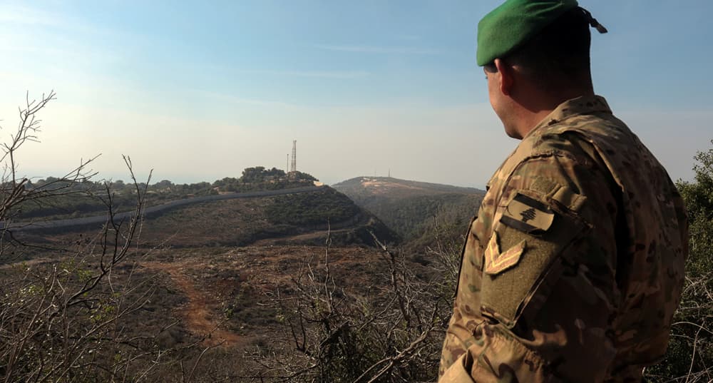 Un soldat libanais regarde vers la frontière libano-israélienne, à Naqoura, au Liban, le 28 novembre 2025.