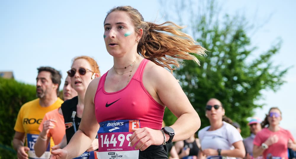 Violette Dorange lors du semi-marathon d'Annecy, en avril 2025.