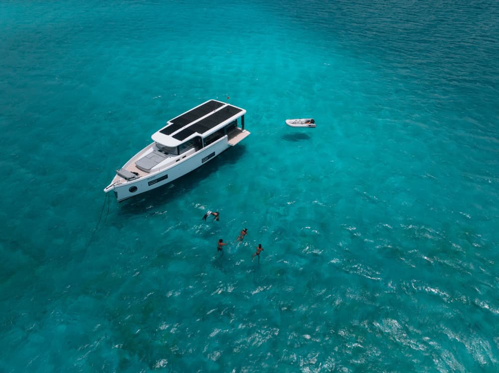 Bateau de la marque Jeanneau (Groupe Beneteau), le Sea Loft 480 propose une autonomie électrique de 15 milles nautiques à 7 nœuds, et une autonomie hybride de 250 milles nautiques. Grâce à sa batterie de 30 kWh et ses panneaux solaires de 4,2 kW, il...