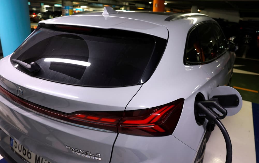 Une MG Marvel R, véhicule électrique de MG (marque du constructeur automobile chinois SAIC), est branchée à une borne de recharge sur un parking à Bilbao, en Espagne, le 18 décembre 2024.
