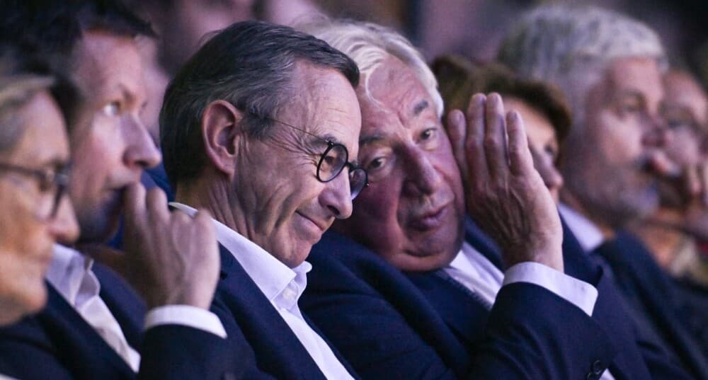 Le ministre de l'Intérieur et président des Républicains, Bruno Retailleau, s'entretient avec le président du Sénat, Gérard Larcher, lors d'une réunion du parti au Port-Marly, près de Paris, le 6 septembre 2025.