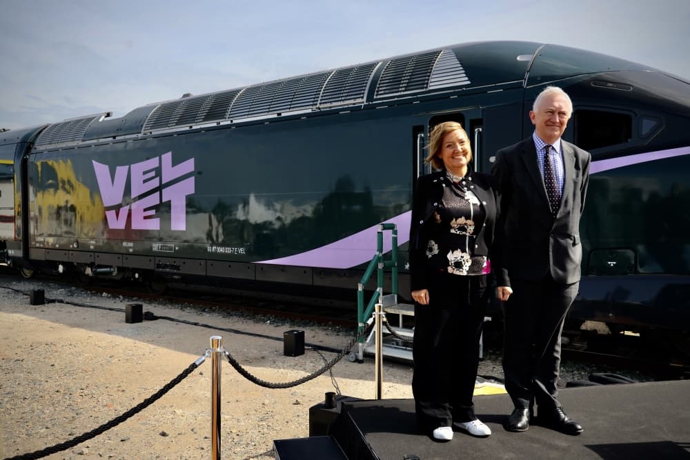 Rachel Picard et Tim Jackson présentent la première rame TGV de Velvet à La Rochelle.