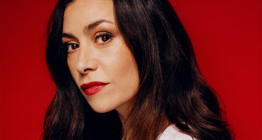 Avec « ¡ Vamos ! », Olivia Ruiz propose une véritable invitation au voyage, en plongeant au cœur de la transmission, souvent complexe et douloureuse, des mémoires familiales.