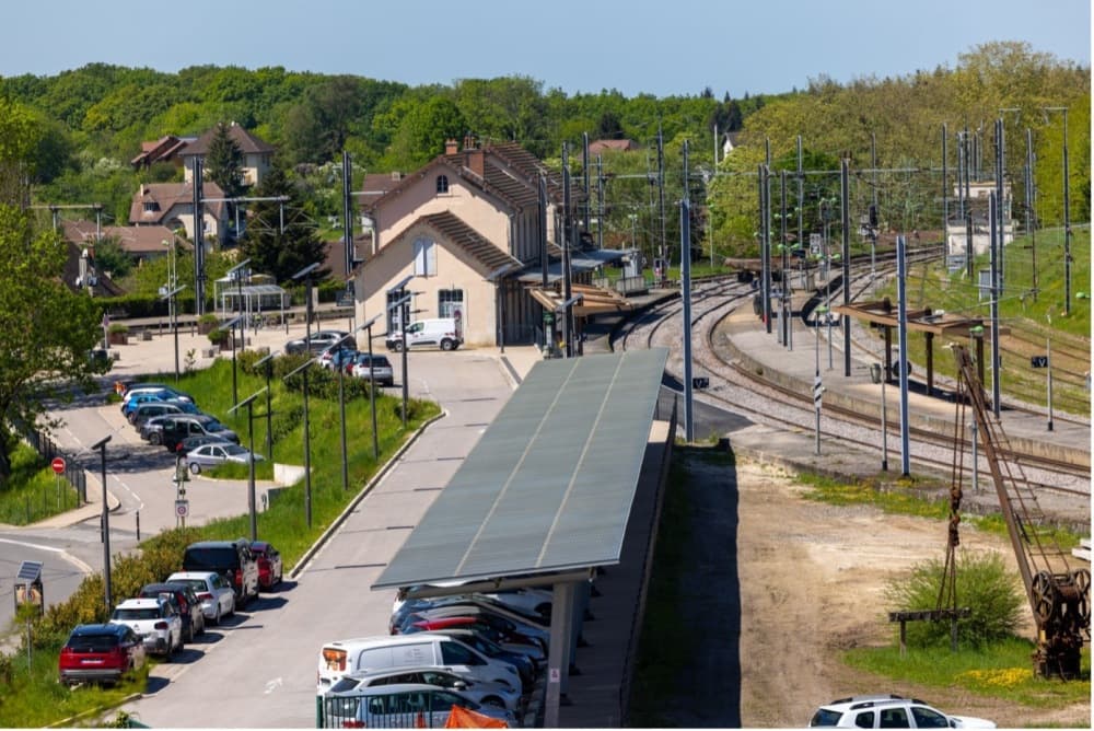 L’ombrière photovoltaïque du parking permet à la gare d’être totalement autonome en électricité.