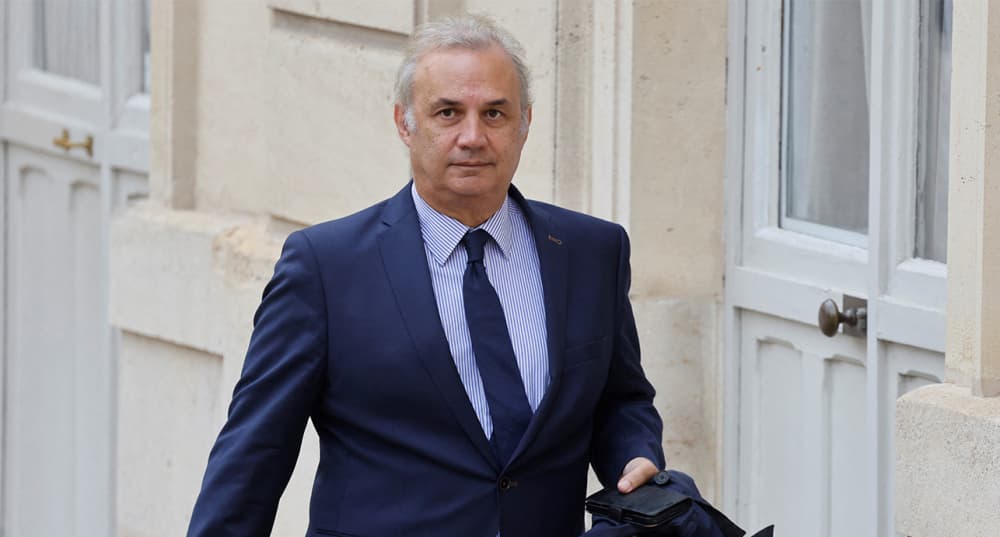 Le conseiller mémoire d'Emmanuel Macron, Bruno Roger-Petit quitte l'Élysée après le conseil des ministres hebdomadaire à Paris, le 13 septembre 2023.