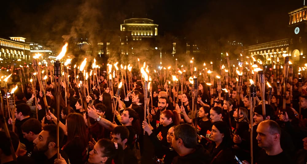 Marche annuelle aux flambeaux organisée la veille de la Journée de commémoration du génocide à Erevan, ce jeudi 23 avril.