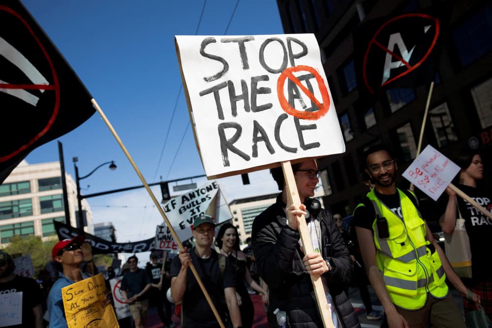 Des manifestants défilent à San Francisco, depuis le siège d'OpenAI jusqu'à celui de xAI, pour réclamer une pause dans le développement de l'IA.