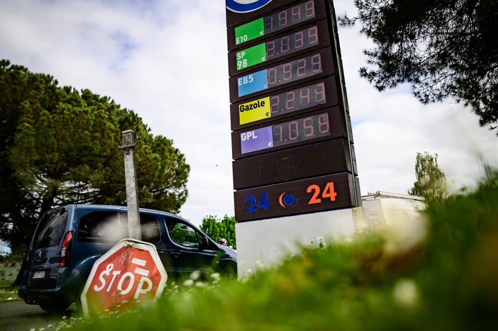 Des voitures passent devant le panneau indiquant les prix des carburants dans une station-service E.Leclerc affichant les tarifs de l'E10, du SP98, de l'E85, du gazole et du GPL à Mazères-Lezons, en Nouvelle-Aquitaine.