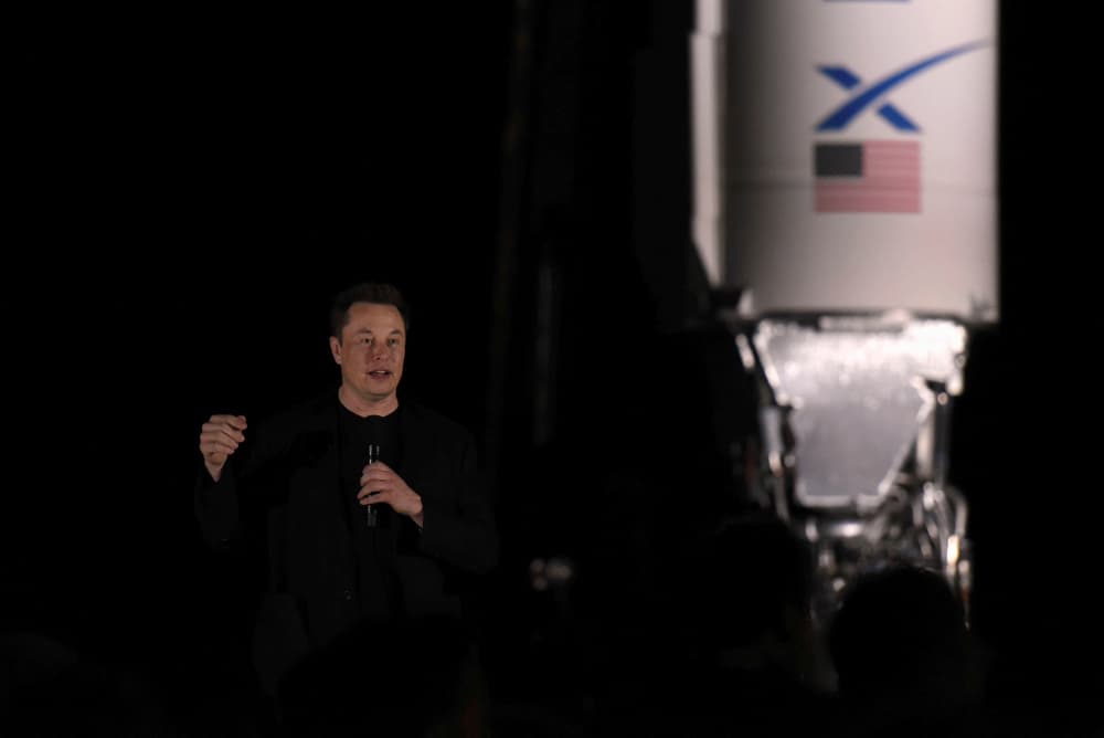 Elon Musk, de SpaceX, fait le point sur la fusée martienne Starship de l'entreprise à Boca Chica, au Texas, le 28 septembre 2019.