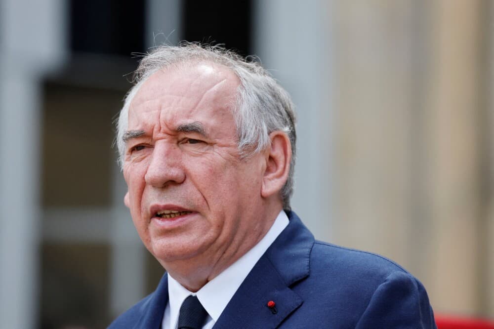 Interrogé par La Tribune Dimanche sur son éventuel futur soutien à Bernard Cazeneuve, François Bayrou s'est contenté de répondre par deux emojis.