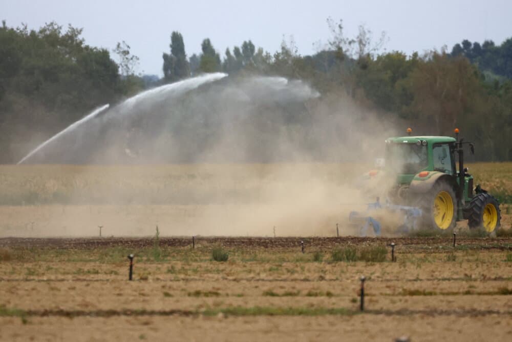 Un agriculteur conduit son tracteur, près de Nantes, alors que la sécheresse persiste en France, le 20 août 2025.