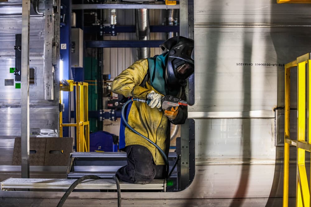 Un soudeur de l'usine d'Alstom à Aytré. Photo © Yohan Bonnet pour La Tribune - VELVET - VELVET