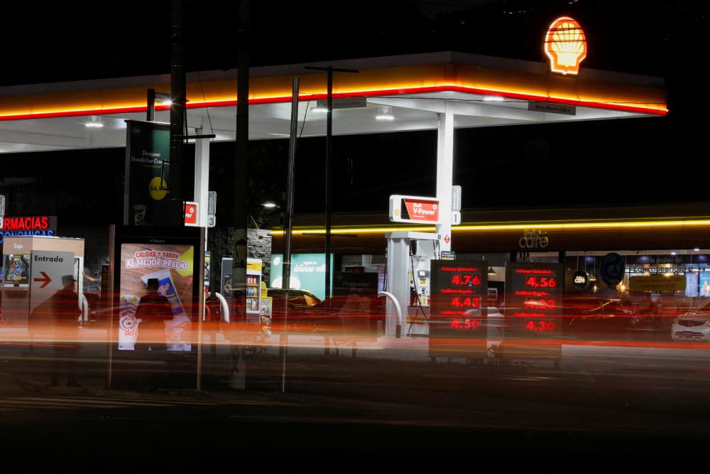 Les prix du carburant sont affichés dans une station-service Shell à San Salvador, au Salvador, le 14 avril 2026.