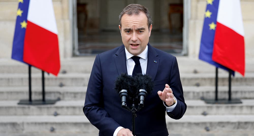 Sébastien Lecornu prononce un discours lors d'une allocution préenregistrée à l'Hôtel de Matignon.