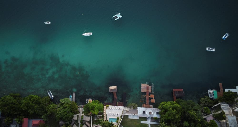 Une vue prise par drone montre des bateaux amarrés dans la zone touristique de la lagune de Bacalar, au Mexique, le 12 novembre 2025.