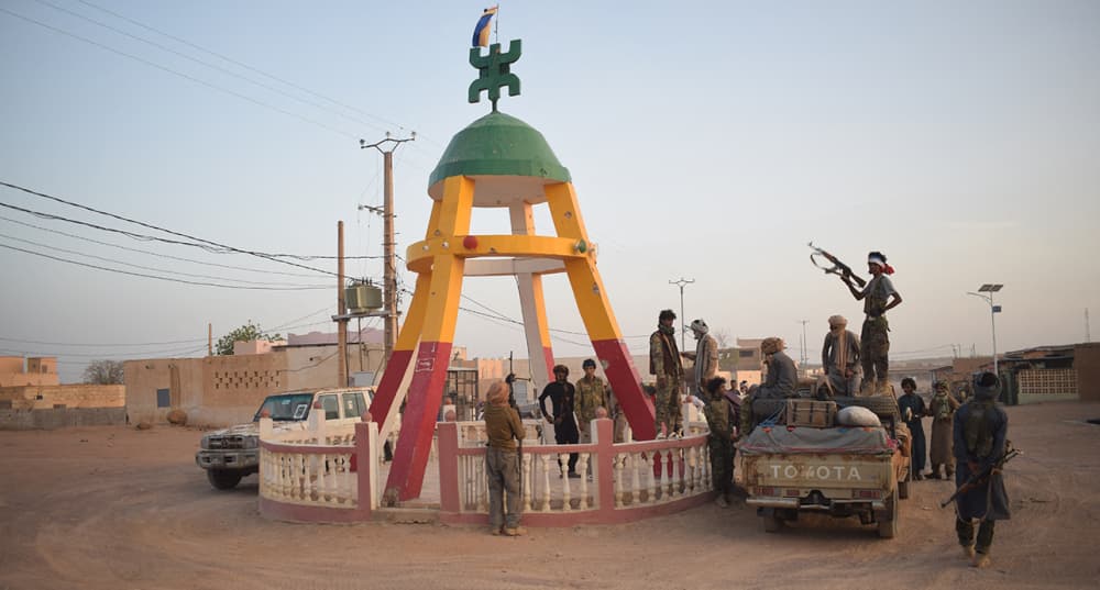Des rebelles touaregs de la coalition du Front de libération de l'Azawad (FLA) se rassemblent au rond-point de Kidal, le 26 avril 2026.
