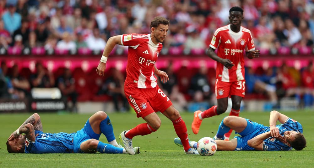 Le milieu de terrain bavarois Leon Goretzka s'élance avec le ballon après un choc entre Niklas Dorsch et Marvin Pieringer, lors du match de Bundesliga opposant le Bayern Munich à Heidenheim, à l'Allianz Arena de Munich (Allemagne), le 2 mai 2026 à Munich.