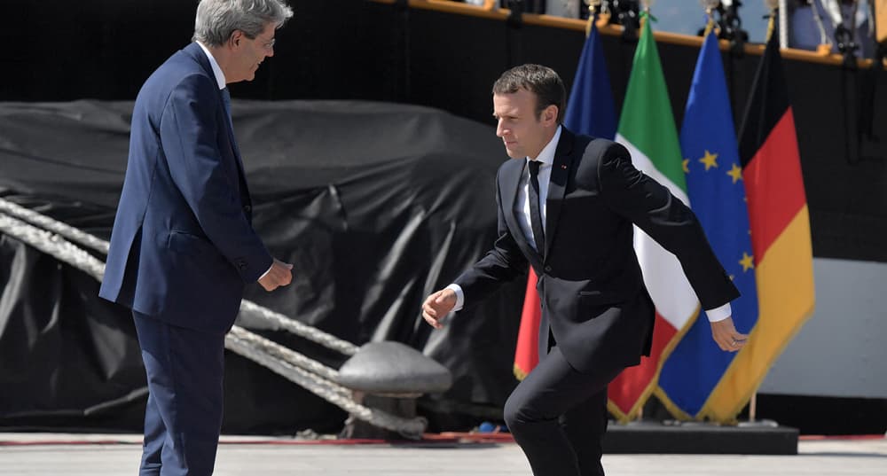 Le Premier ministre italien Paolo Gentiloni (à gauche) salue le Président français Emmanuel Macron à son arrivée au sommet des Balkans occidentaux à Trieste, dans le nord de l'Italie, le 12 juillet 2017.