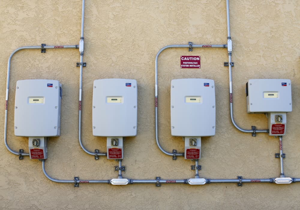 Des onduleurs solaires dans un complexe immobilier financé par le programme MASH (Multifamily Affordable Solar Housing) à National City, en Californie.