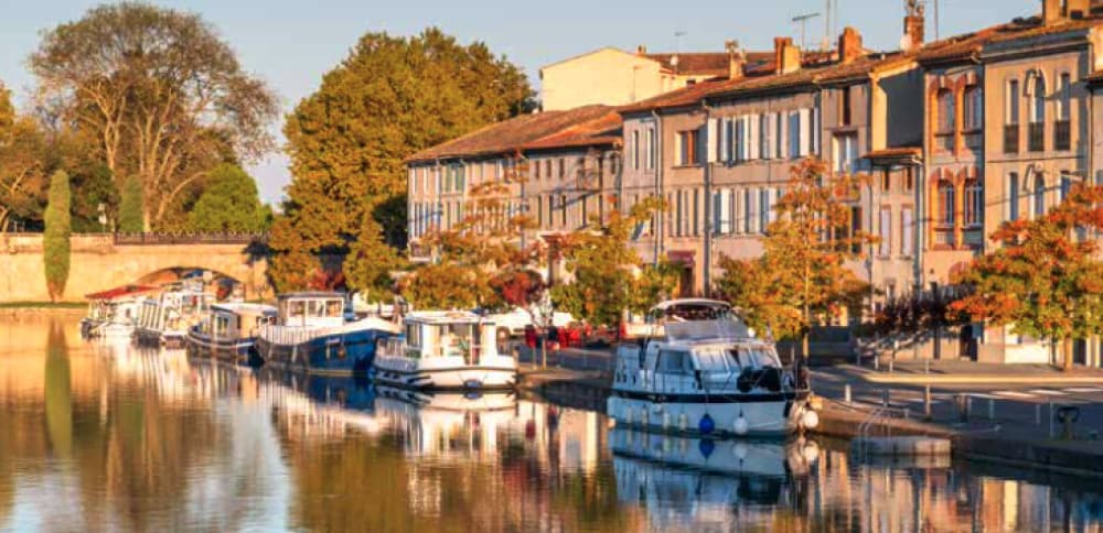 Le canal du Midi vient en soutien de l’économie du tourisme mais aussi de l’agriculture en permettant l’irrigation des cultures qui le bordent.