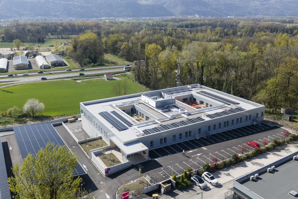 En investissant 20 millions d'euros dans ce nouveau site de métrologie près de Grenoble (Isère), la branche électronique de Merck pose ses ambitions dans la course à l'IA.