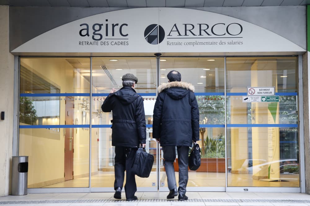 Des personnes arrivent au siège des fonds de pension complémentaires Agirc et Arrco à Paris le 16 décembre 2014.