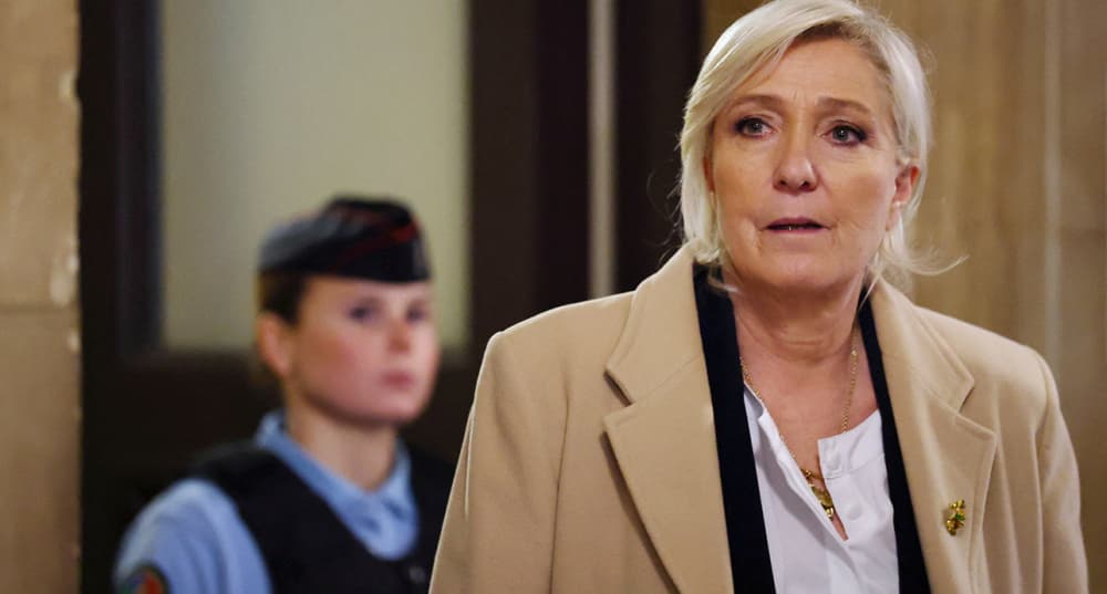 La dirigeante d'extrême droite française Marine le Pen, députée du parti Rassemblement National arrive pour une audience le dernier jour de son procès en appel, le 11 février 2026.