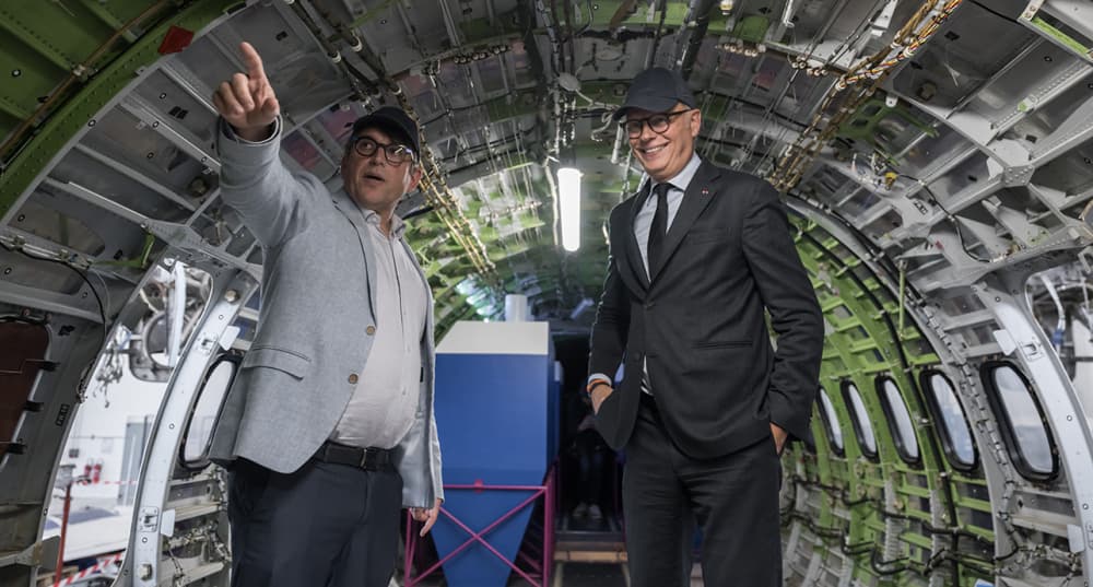 Le maire du Havre Edouard Philippe (à droite) s'entretient avec le fondateur et président de Positive Aviation Laurent Schmitt.