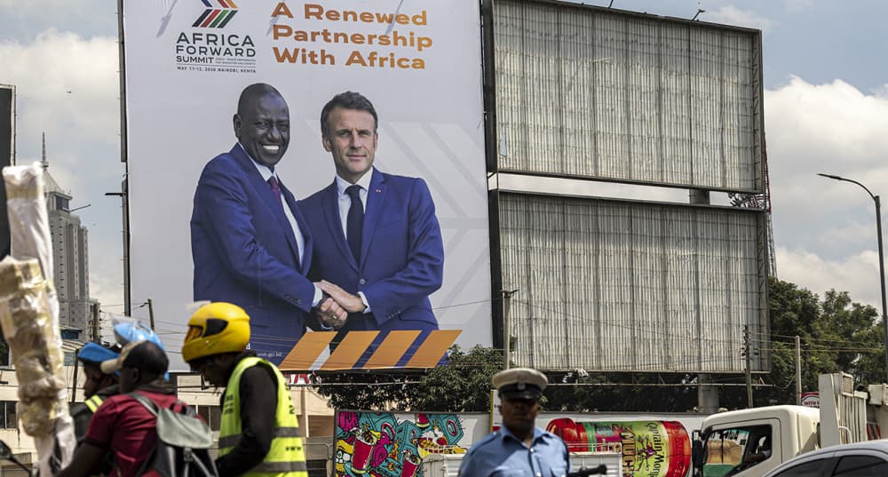 Un agent de la police marche devant un panneau d'affichage présentant une image du président kenyan William Ruto et du président français Emmanuel Macron, faisant la promotion du prochain Sommet conjoint Kenya-France « Afrique Forward Summit » à...