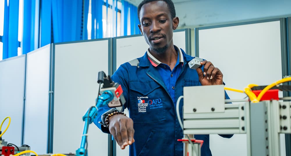 Un étudiant du centre polytechnique intégré de Tumba, le 31 mars.