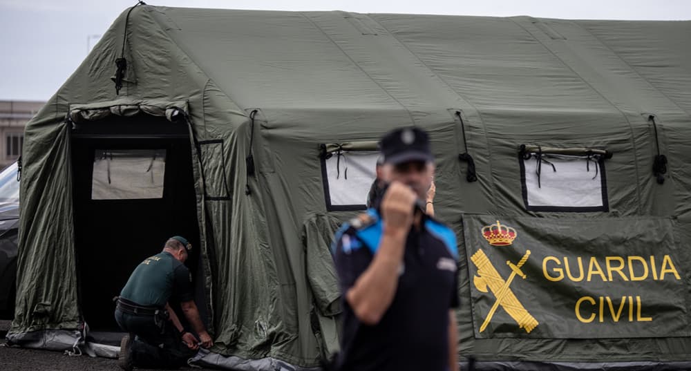 Un membre de la Guardia Civil termine d'ériger une tente à un point de réception prévu pour les passagers du MV Hondius au port de Granadilla le 09 mai 2026 à Tenerife.