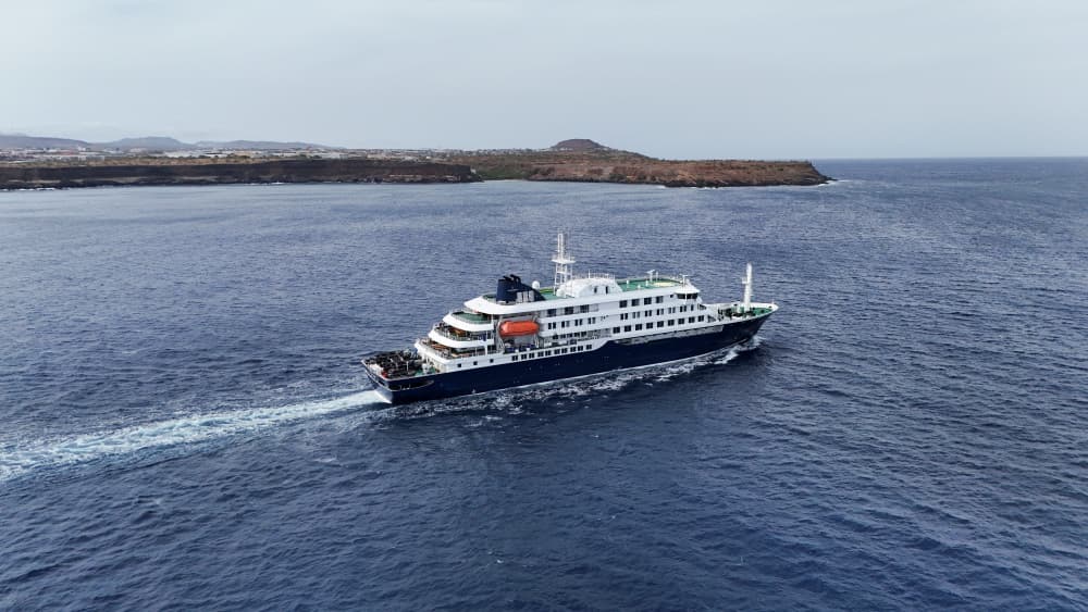 Une vue par drone du navire de croisière MV Hondius, transportant des passagers soupçonnés d'avoir des cas d'hantavirus à bord.