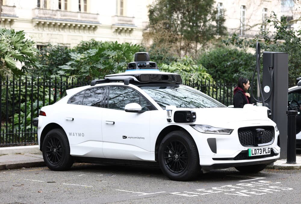 Un véhicule autonome Waymo stationné en mars 2026 lors d'essais sur route menés avec des conducteurs de sécurité, en prévision du lancement prévu du service de robotaxis plus tard dans l'année, à Londres.