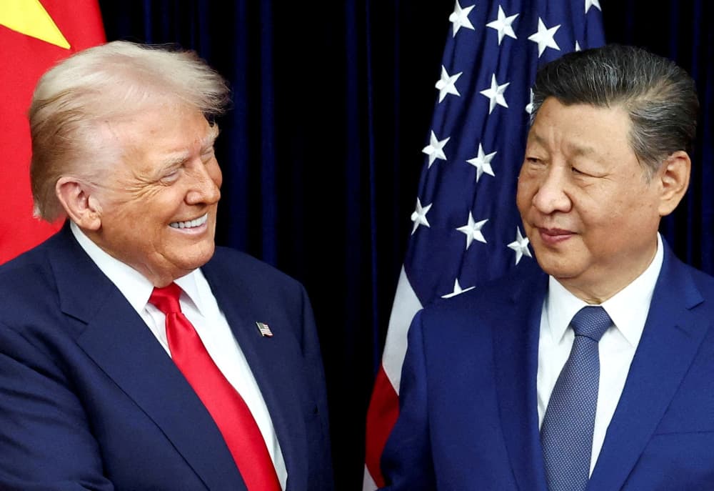 Le président américain et le président chinois, en marge du sommet de la Coopération économique Asie-Pacifique (Apec), en Corée du Sud, le 30 octobre 2025.