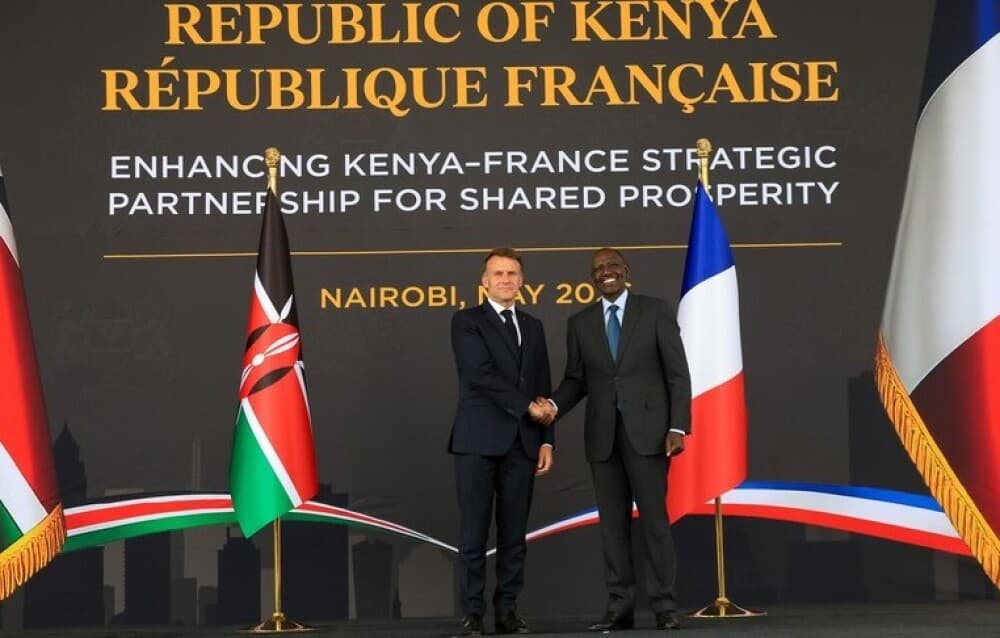 Les présidents William Ruto et Emmanuel Macron lors de la signature d’accords bilatéraux à Nairobi, en amont du sommet Africa Forward.