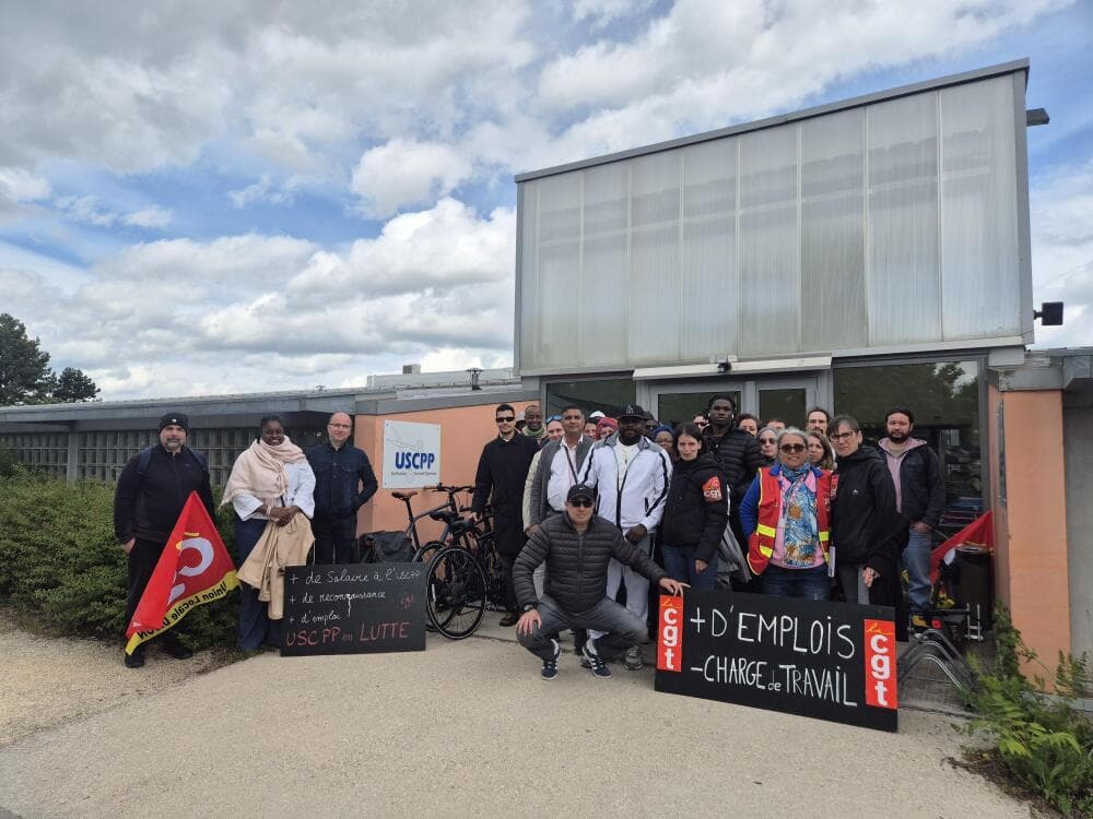Les salariés de l'USCPP en grève ce mercredi contre leurs condtions de travail, devant leur siège, à deux pas du CHU Dijon Bourgogne