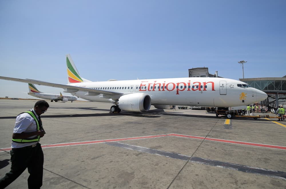 Un Boeing 737 MAX 8 d'Ethiopian Airlines s'apprête à décoller pour un vol de démonstration marquant la reprise des vols depuis l'aéroport international de Bole à Addis-Abeba, en Éthiopie, le 1er février 2022.