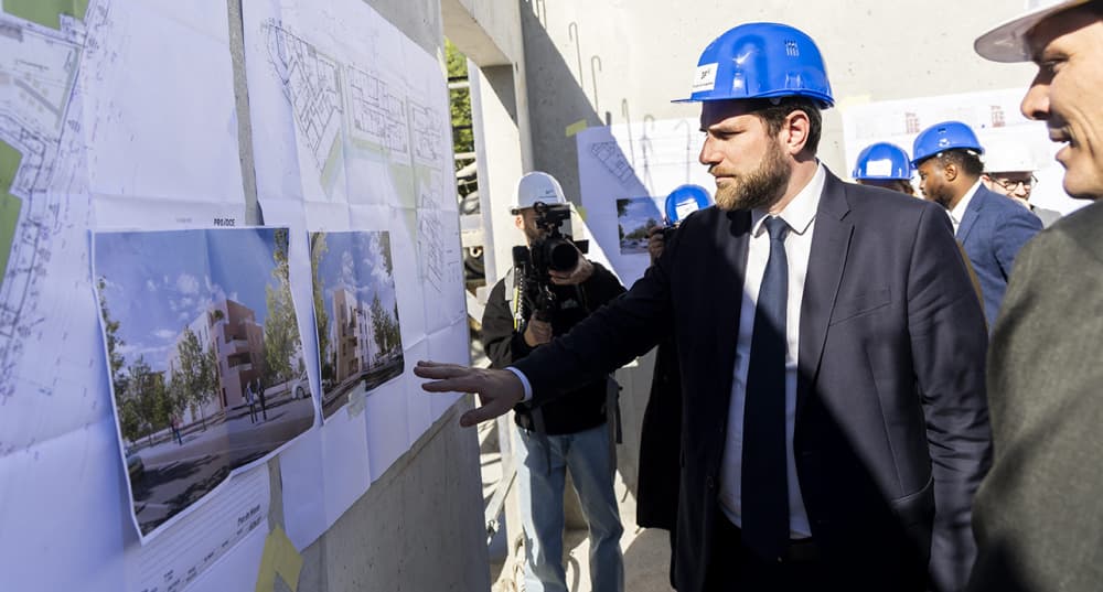 Vincent Jeanbrun, ministre du Logement, en visite sur un chantier à Bondy (Seine-Saint-Denis), le 7 avril 2026, dans le cadre de la première réunion du comité de suivi du Plan de relance du logement.