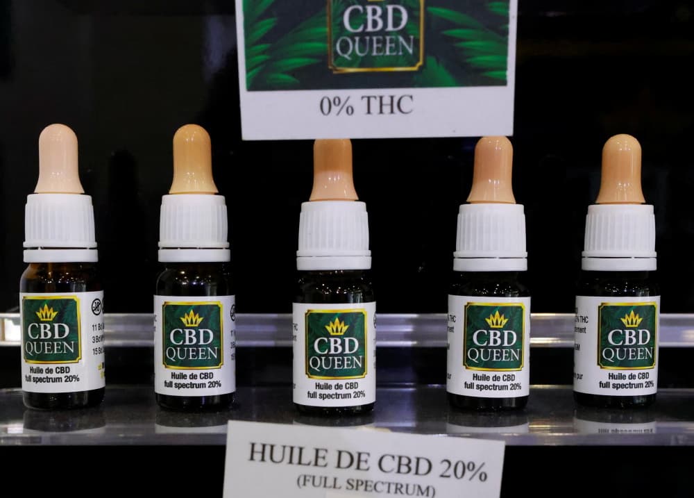 De l'huile de CBD;