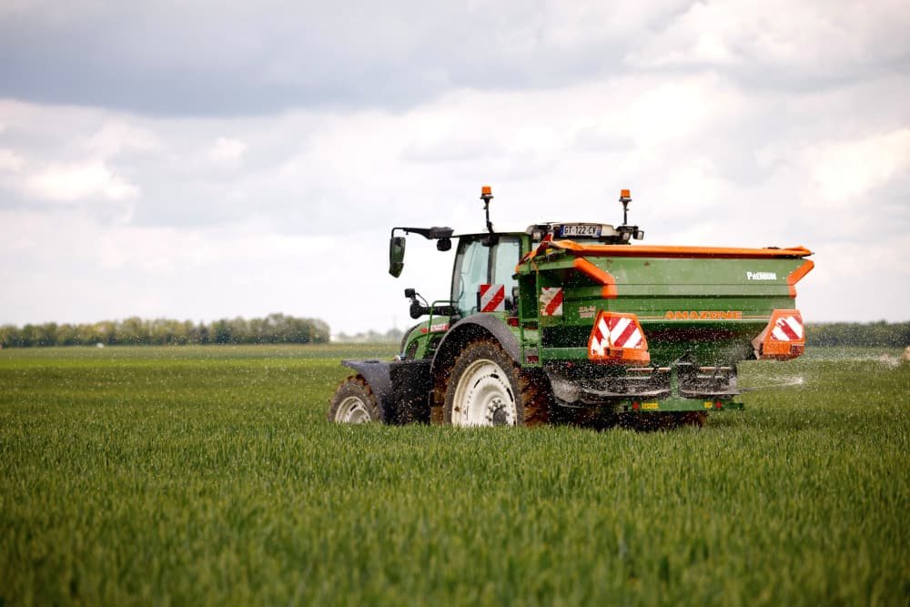Un agriculteur au volant de son tracteur procède à l'épandage d'engrais azoté sur une parcelle de blé à Larchant (Seine-et-Marne), le 7 mai 2026.