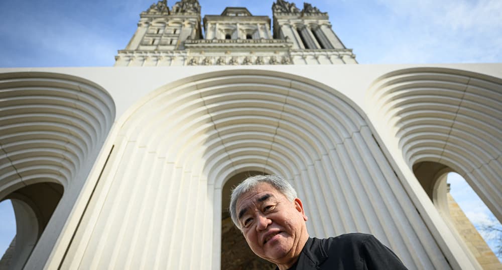 L'architecte japonais Kengo Kuma devant la nouvelle galerie de la cathédrale Saint-Maurice à Angers.