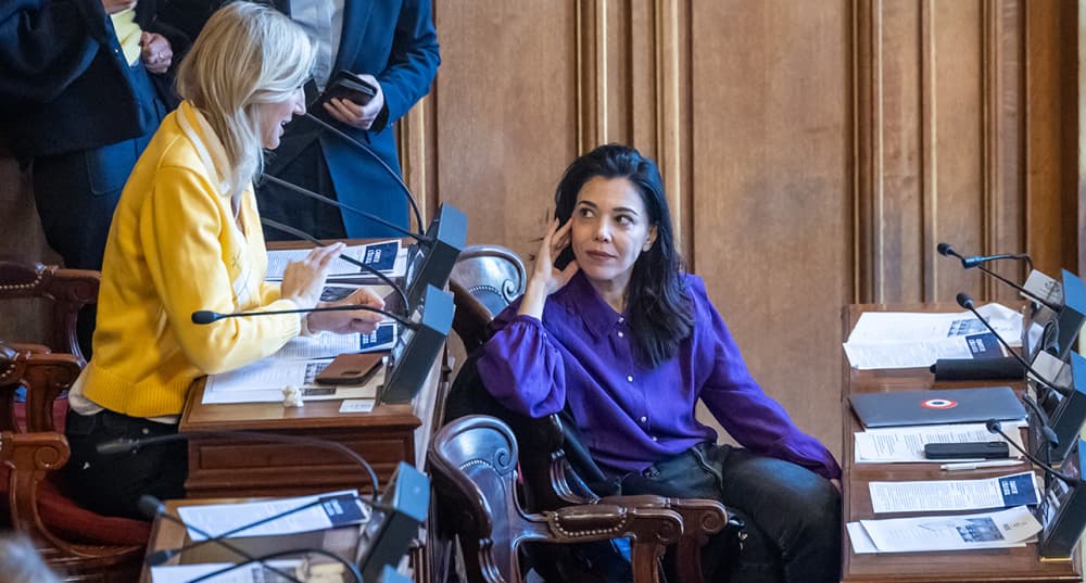 Agnès Evren (à gauche) et Sophia Chikirou (au centre) assistent à la séance inaugurale du conseil municipal à l’hôtel de ville de Paris, France, le 29 mars 2026.