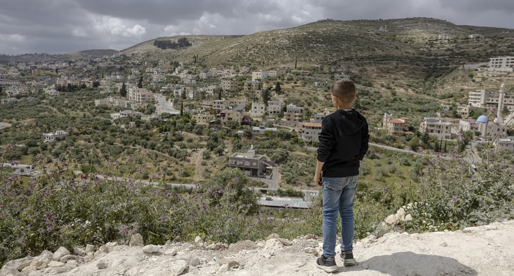 À Beit Imrin, en Cisjordanie Occupée, le 5 mai 2026. La voiture du Palestinien qui a tué le colon Yehuda Sherman, 18 ans, est tombé dans le ravin, ce qui privilégie la thèse de l’accident. Un enfant de la famille palestinienne sur le lieu de l’accident.