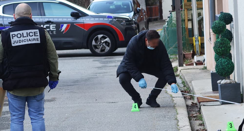 Des policiers procèdent aux constatations à Saint-Martin-le-Vinoux (Isère) après l'enlèvement d'une jeune femme dans une affaire de demande de rançon en cryptomonnaies.