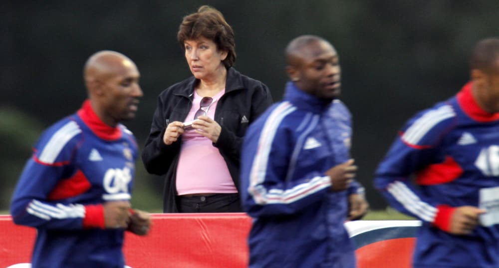 La ministre française des Sports et de la Santé, Roselyne Bachelot, assiste à la séance d'entraînement de l'équipe de France à Knysna, le 18 juin 2010.