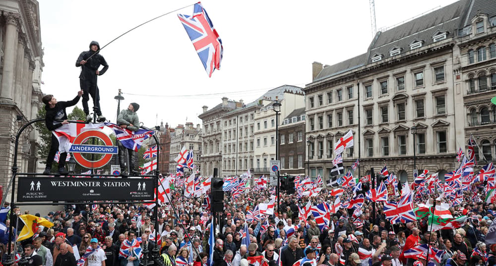 Les rues de Londres, investies par les supporters de Tommy Robinson, le samedi 16 mai 2026.