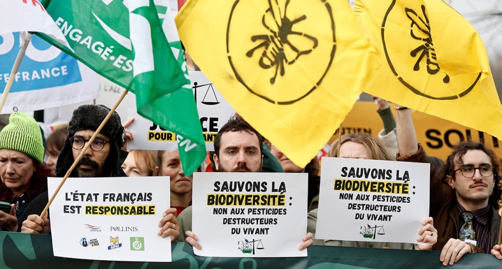 Une manifestation organisée contre la loi Duplomb, à Paris, le 11 février 2026.